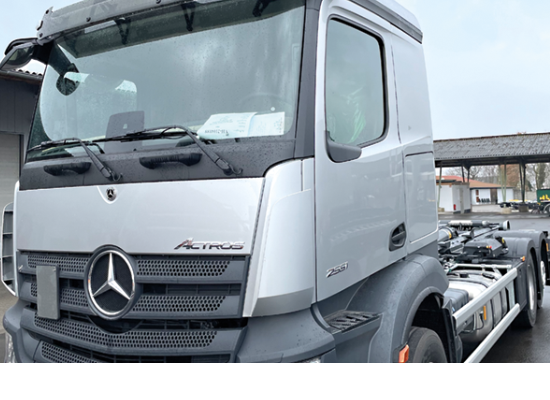 Aufnahme eines Hakenliftabroller-LKW in den Fuhrpark zur Optimierung und Erweiterung der Logistikmöglichkeiten des Betriebes